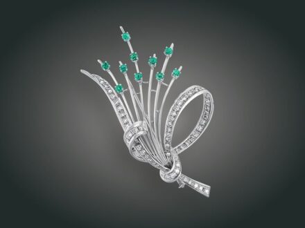 10. tétel, Melltű, 14 k au, 57 bril. 0.64 ct, 10 smaragd, 13,2 g