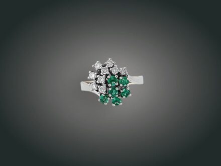 9. tétel, Gyűrű, 14 k au, 9 bril. cca. 0,40 ct, 6 smaragd, 5,1 g