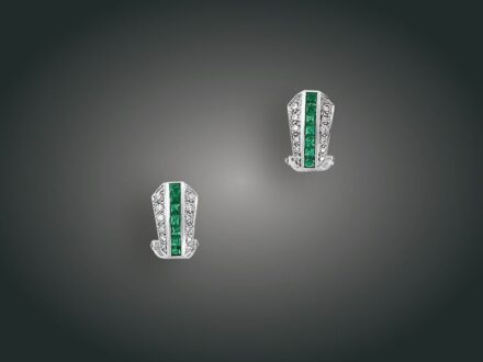 7. tétel, Fülbevaló, 18 k au, 14 smaragd 0,37 ct, 24 bril. cca. 0,15 ct, 5,6 g