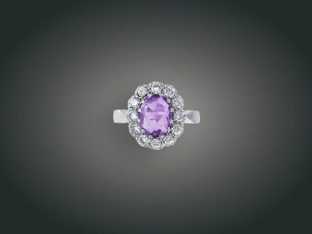 4. tétel, Gyűrű, 14 k au, ametiszt, 12 bril. cca, 0,95 ct, 7,2 g