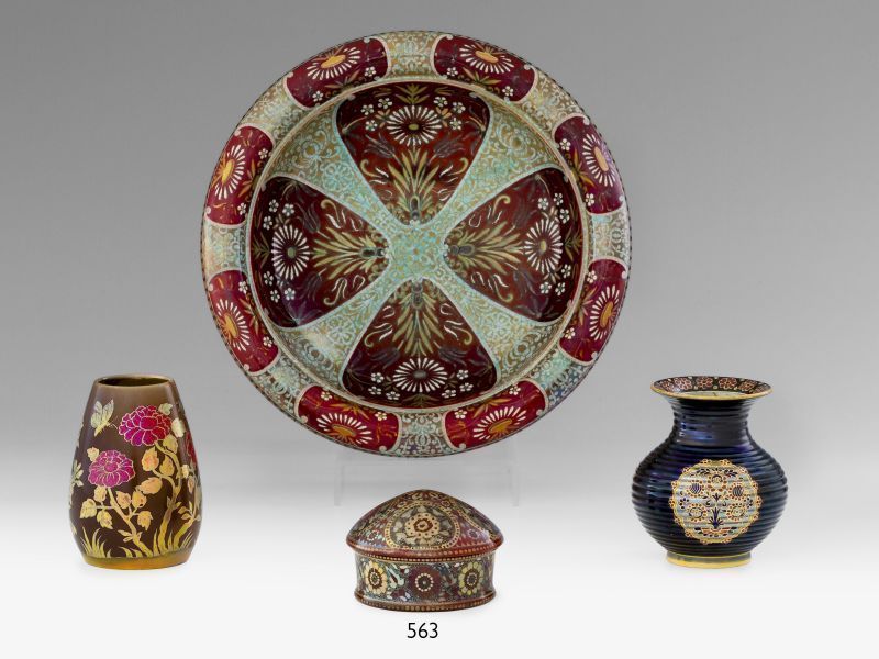 563. tétel, Zsolnay fedeles bonbontartó