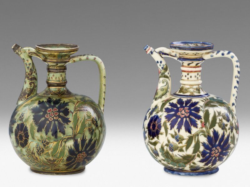 497. tétel, Zsolnay kiöntő izniki dekorral - kétféle kivitelben