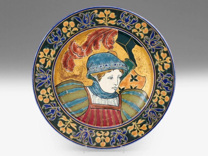 488. tétel, Zsolnay dísztál - "ó-német" hölgy portréjával