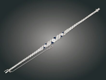223. tétel, Karkötő, pt, 31 bril. cca. 2,50 ct, 6 zafír, 16,2 g
