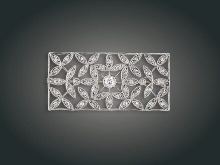 219. tétel, Melltű, 14 k au, ag, 127 bril. cca. 3,30 ct, 14,3 g