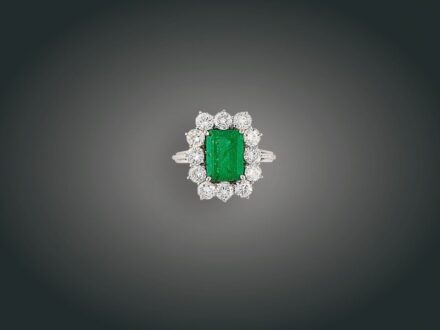 205. tétel, Gyűrű, 18 k au, 1 smaragd cca. 2,0 ct, 12 bril. cca. 1,20 ct, 4,3 g
