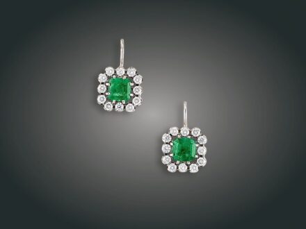 204. tétel, Fülbevaló, 14 k au, 2 smaragd cca. 1,50 ct, 24 bril. cca. 0,70 ct, 3,3 g
