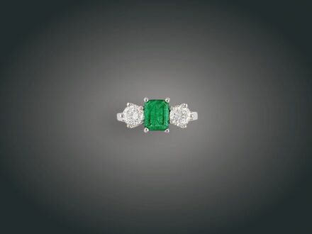 198. tétel, Gyűrű, 14 k au, 1 smaragd cca. 1,0 ct, 2 bril. cca. 1,35 ct, 4,7 g