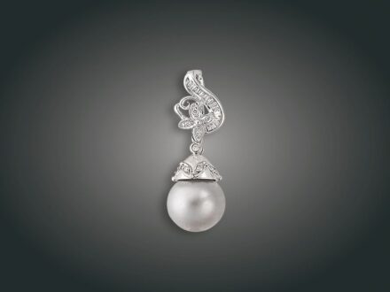 193. tétel, Függő, 14 k au, 25 bril. cca. 0,25 ct, t. gyöngy, 5,9 g