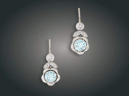 192. tétel, Fülbevaló, 14 k au, 2 topáz, 6 bril. cca. 0,27 ct, 3,8 g