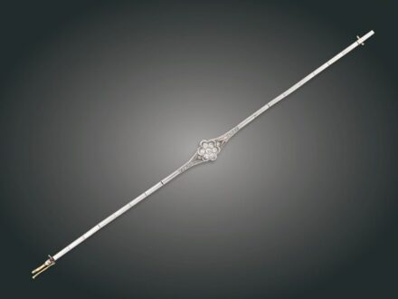 156. tétel, Karkötő, 18 k au, 13 bril. cca. 0,60 ct, 11,5 g