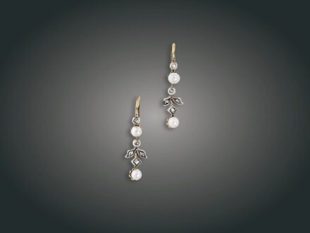 154. tétel, Fülbevaló, 14 k au, 10 gyém. cca. 0,20 ct, 4 t. gyöngy, 3,7 g