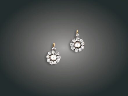152. tétel, Fülbevaló, 14 k au, 20 bril. cca. 1,60 ct, t. gyöngy, 3,8 g