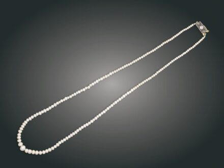 147. tétel, Gyöngysor, 14 k au, 1 bril. cca. 0,15 ct, 6 gyém., igazgyöngy, br. 6,1 g