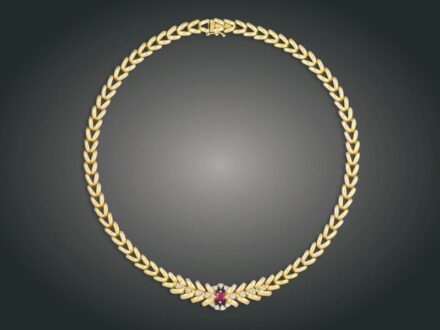 141. tétel, Nyakék, 14 k au, rubin, 15 bril. cca. 0,40 ct, 29,9 g