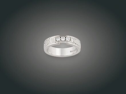 126. tétel, Gyűrű, Tiffany & Co. 18 k au, 3 bril. cca. 0,20 ct, 7,7 g