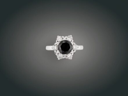 124. tétel, Gyűrű, 14 k au, 7 bril. cca. 3,0 ct, 6,6 g