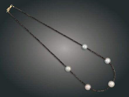 123. tétel, Nyakék, 14 k au, gyémánt cca. 20,0 ct, 5 t. gyöngy, br. 13,3 g