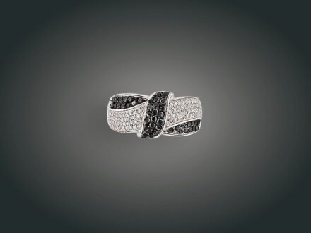120. tétel, Gyűrű, 18 k au, 132 bril. cca. 1,40 ct, 5,4 g