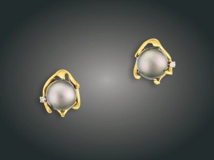 116. tétel, Fülbevaló, 14 k au, 2 t. gyöngy, 2 bril. cca. 0,06 ct, 7,4 g