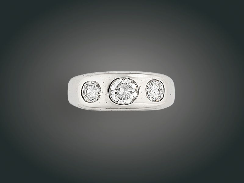 114. tétel, Gyűrű, 14 k au, 3 bril. cca. 1,70 ct, 12,0 g