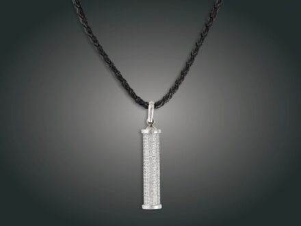113. tétel, Függő, 14 k au, 315 bril. cca. 2,50 ct, br. 27,9 g
