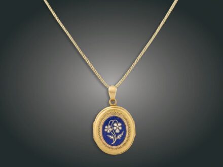 91. tétel, Lánc, függő, 18 k au, lápisz lazuli, 17 gyém. cca. 0,20 ct, 31,4 g