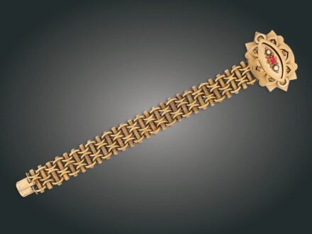 85. tétel, Karkötő, 14 k au, igazgyöngy. 38,0 g
