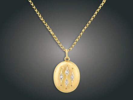82. tétel, Lánc, függő, 14 k au, 12 gyém. cca. 0,50 ct, 18,7 g