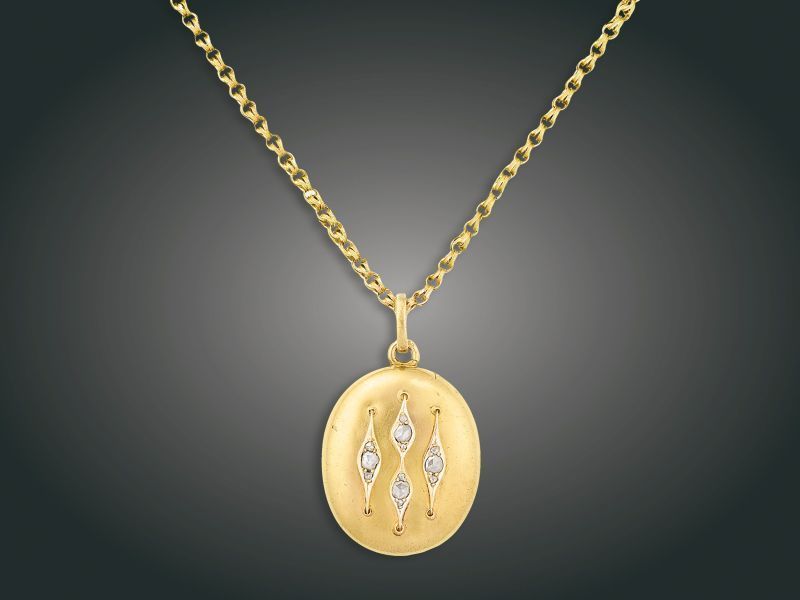 82. tétel, Lánc, függő, 14 k au, 12 gyém. cca. 0,50 ct, 18,7 g