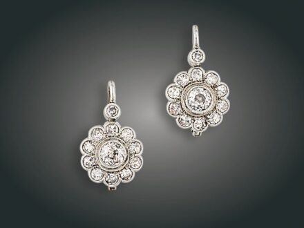 74. tétel, Fülbevaló, 14 k au, 24 bril. cca. 1,50 ct, 2,9 g