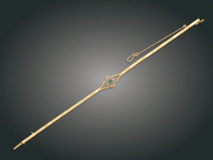 70. tétel, Karkötő, 14 k au, 1 smaragd, 4 gyém. cca. 0,05 ct, 10,6 g