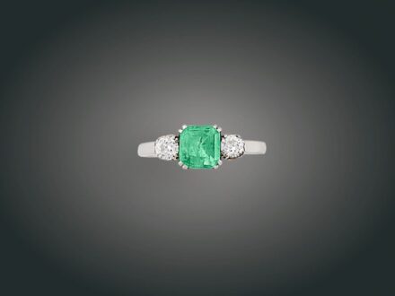 69. tétel, Gyűrű, 14 k au, 1 smaragd cca. 0,70 ct, 2 bril. cca. 0,35 ct, 2,3 g