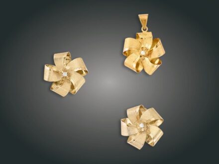56. tétel, Garnitúra, 2 db, 14 k au, 3 bril. cca. 0,15 ct, 14,7 g