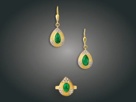 48. tétel, Ékszer, 2 db, 18 k au, smaragd, 45 bril. cca. 0,55 ct, 14,9 g