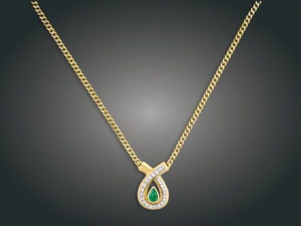 46. tétel, Nyakék, 14 k au, 1 smaragd, 21 bril. cca. 0,45 ct, 13,8 g