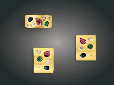33. tétel, Garnitúra, 2 db, 18 k au, 3 rubin cca. 1,50 ct, 3 zafír cca. 1,0 ct, 3 smara cca. 1,0 ct, 10 bril. cca. 0,80 ct, 31,7 g
