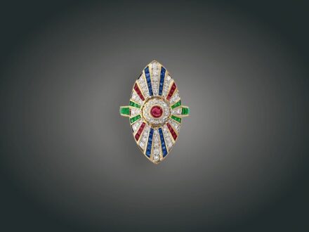31. tétel, Gyűrű, 18 k au, zafír, rubin, smaragd, 60 bril. cca. 0,75 ct, 6,8 g