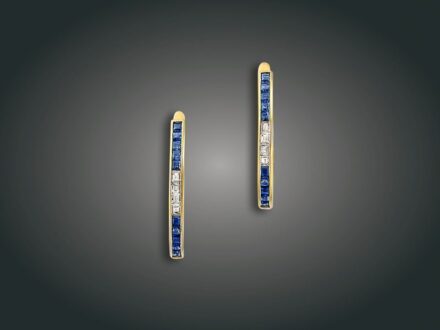 29. tétel, Fülbevaló, 18 k au, zafír, 8 bril. cca. 0,25 ct, 7,0 g