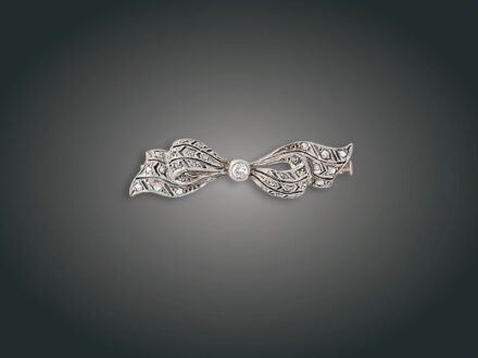 24. tétel, Kitűző, 9 k au, 1 bril. cca. 0,20 ct, 28 gyém., 4,8 g