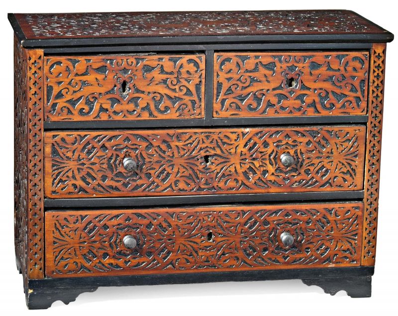 1069. tétel, Komód - mesterremek