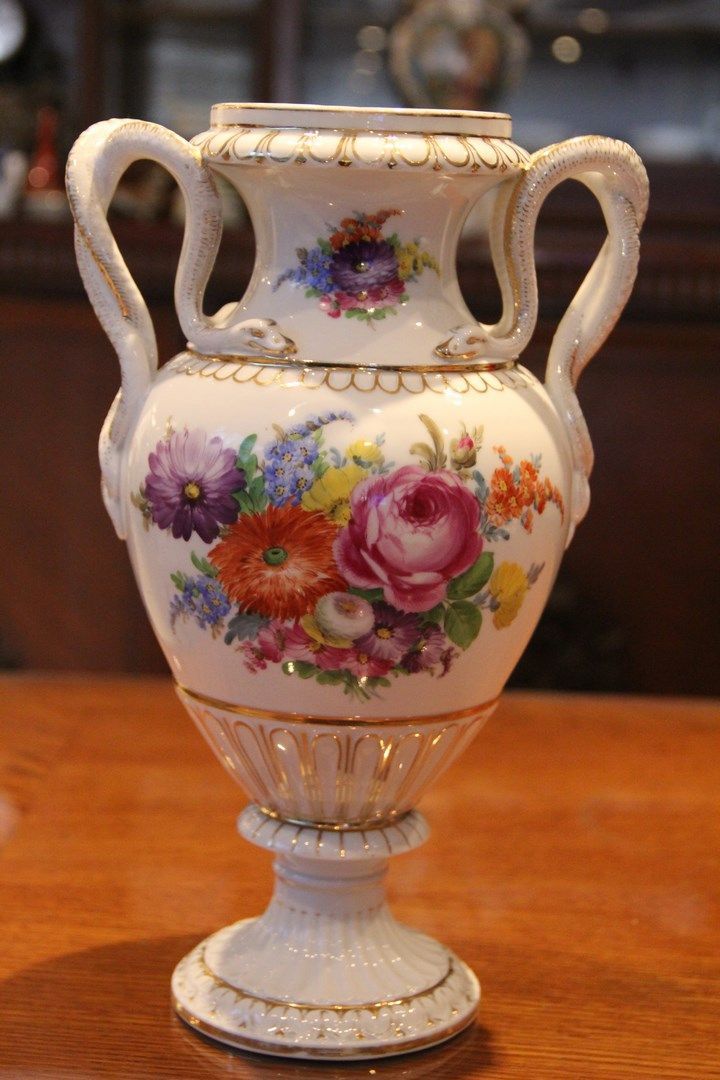 33. tétel, Altwien porcelán váza