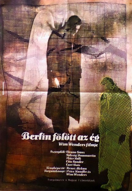 51. tétel, Berlin fölött az ég  Der Himmel über Berlin  1987  NSZK-francia  Design kommandó (graf.)  Wim Wenders (rend.)   cca. 594 × 841 mm  40. Cannes-i Nemzetközi Filmfesztivál legjobb rendezői díja,   Német-, Bajor- és Európai Film díja,   Sao Paulo-b