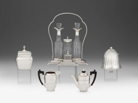 204. tétel, Pesti art deco cukortartó    Ezüst, 322 g. Méhkas formájú, zsanéros nyitódású, bordázott díszítésű edénytest.     Jelzett: Pest, 1920 körül, feloldatlan B. S. mesterjeggyel.     M.: 12 cm