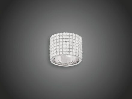 180. tétel, Női gyűrű  Fehérarany 750, széles karika fazon, 7 sorban karmos foglalásban 98 briliáns cca. 3,0 ct (MWVs) ékítéssel, 24,4 g, átmérő: 17,8 mm