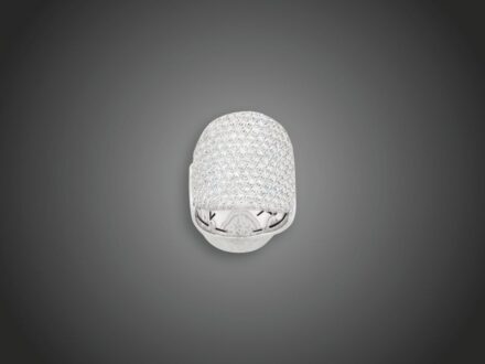 178. tétel, Női gyűrű  Fehérarany 750, masszív formatervezett fej és sín, pave foglalt apró briliánsok cca. 3,20 ct (MTCrVvs) ékítéssel, belül áttört mintával, 17,3 g, átmérő: 18,0 mm