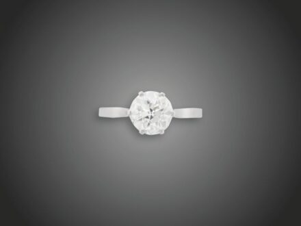 176. tétel, Szoliter gyűrű  Fehérarany 585, karmos foglalatban 1 nagy régi csiszolású briliáns 2,63 ct (TCrVs), 3,0 g, átmérő: 18,0 mm