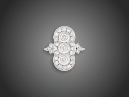 170. tétel, Női gyűrű  Fehérarany 750, hosszúkás forma fej, 3 nagyobb briliáns cca. 0,60 ct és 26 kisebb ahcant csiszolású briliáns cca. 0,70 ct (ACrVs) ékítéssel, 6,0 g, átmérő: 16,5 mm