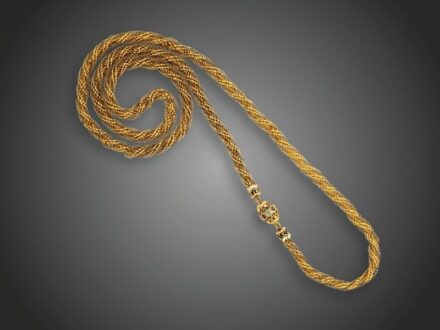 154. tétel, Bécsi biedermeier lánc  Antik arany, zománc díszítésű, nyelves golyózáron jelzett Bécs 3 finomság, 1824-1866-ig érvényes jelzéssel, úgynevezett forgács lánc, vékony huzalból, csavart hatású, 1850 körül, 48,5 g, hossz: 90 cm, sérült