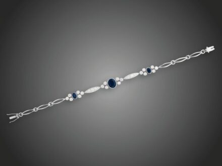 124. tétel, Karkötő  Fehérarany 585, 3 zafír 3,83 ct, 28 azsúrfoglalt briliáns 2,31 ct (MTrVs-Si) ékítéssel, 13,9 g, hossz: 20 cm